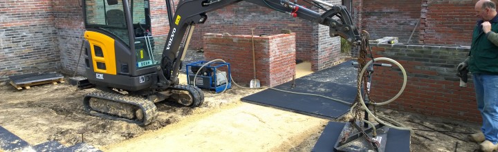 Platten verlegen mit Vakuum am Minibagger.